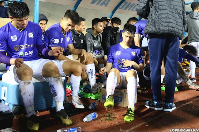 CLB Hà Nội tố Nam Định tưới nước lên mặt sân: Đình Trọng giũ giày bết đất và cỏ