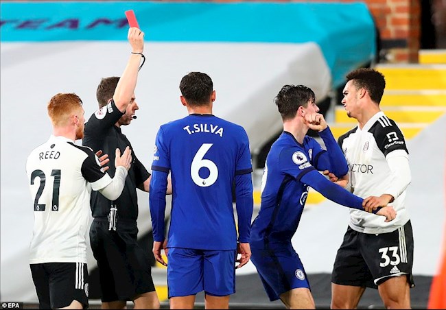 Bước ngoặt của trận đấu là tấm thẻ đỏ dành cho Robinson