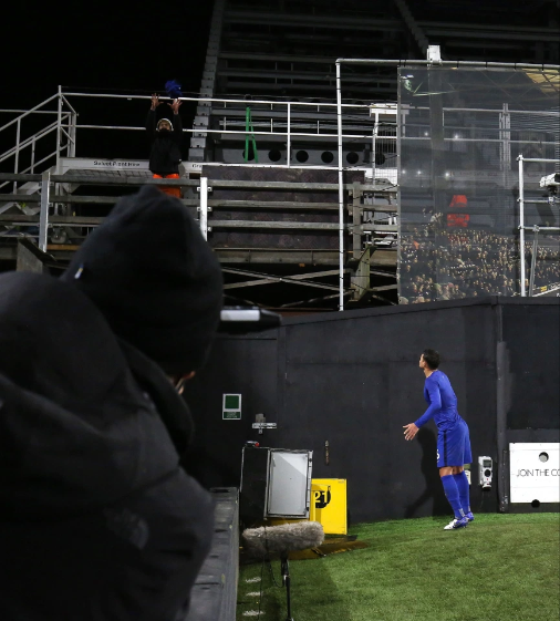 Tặng áo cho NHM, Thiago Silva có thể gặp rắc rối với FA hình ảnh