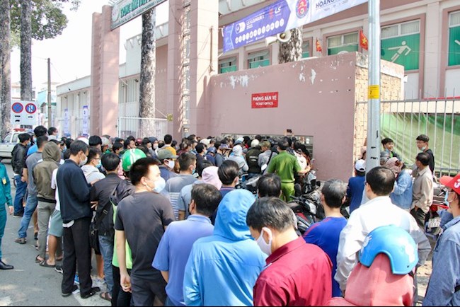 Hàng ngàn CĐV xếp hàng mua vé xem Công Phượng tái xuất cùng HAGL