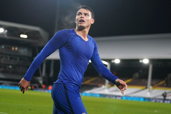 Tặng áo cho NHM, sao Chelsea có thể gặp rắc rối với FA