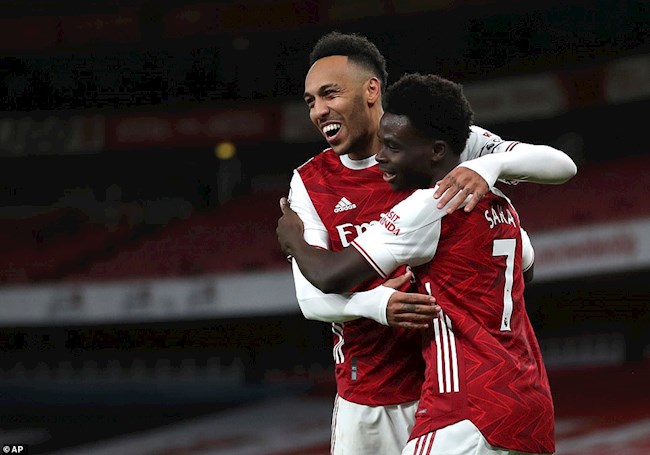 Aubameyang có cú đúp đầu tiên trong mùa giải để ấn định chiến thắng 3-0
