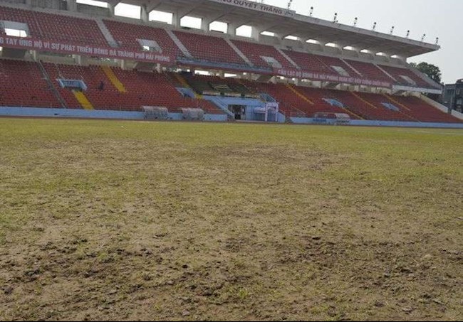 Thảm cỏ cực xấu của sân Lạch Tranh là hình ảnh không hiếm gặp tại các sân cỏ Việt Nam Thảm cỏ cực xấu của sân Lạch Tranh là hình ảnh không hiếm gặp tại các sân cỏ Việt Nam