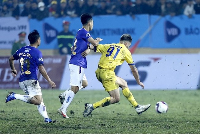 Các đối thủ liên tiếp than phiền về mặt cỏ của sân Thiên Trường