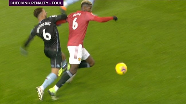 Pogba tự đá vào chân mình, MU vẫn được penalty hình ảnh