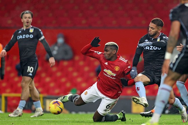 Pogba tự đá vào chân mình, MU vẫn được penalty