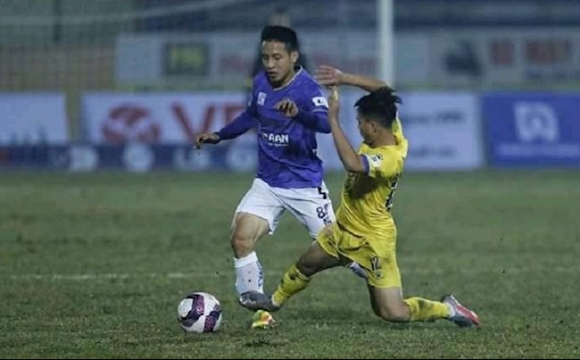 Hậu vệ Nam Định bị treo giò 2 trận sau pha triệt hạ Đỗ Hùng Dũng