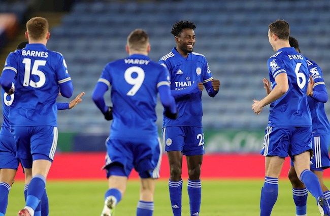 Ndidi (giữa) có bàn đầu tiên tại Premier League 2020/21