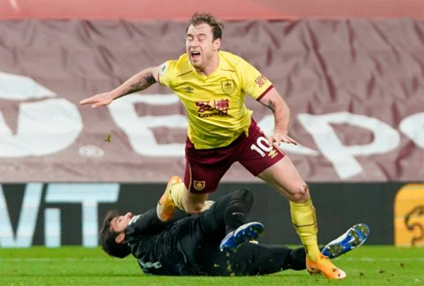 Alisson kêu oan sau quả penalty khiến Liverpool thua đau Burnley hình ảnh