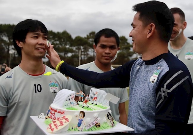 Công Phượng được đồng đội làm sinh nhật trước trận HAGL vs SLNA hình ảnh 2 Công Phượng được đồng đội làm sinh nhật trước trận HAGL vs SLNA hình ảnh 2