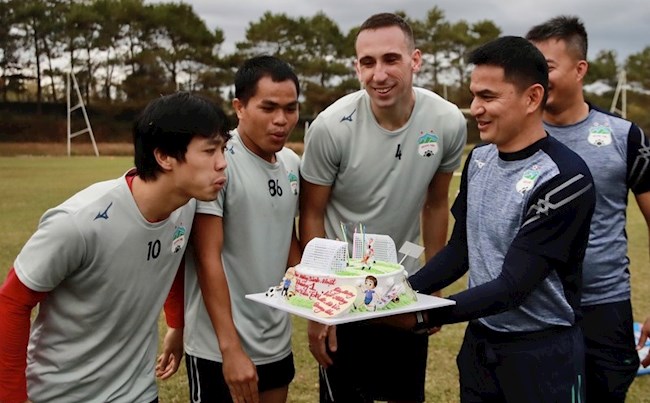 Công Phượng được đồng đội làm sinh nhật trước trận HAGL vs SLNA