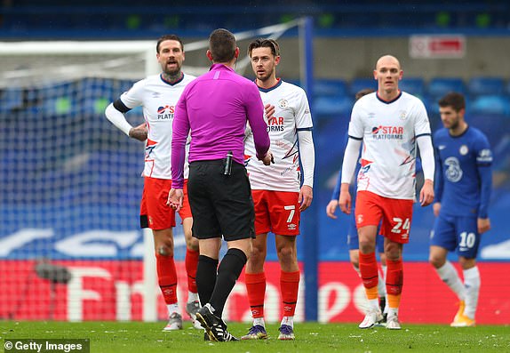 Luton nỗ lực ở những phút đầu hiệp 2