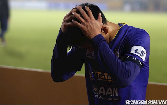 ẢNH: Văn Quyết ôm đầu thất vọng khi Hà Nội thua 2 trận liên tiếp