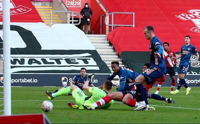 Trung vệ Gabriel khiến Arsenal vô đối về khả năng đốt lưới nhà hình ảnh