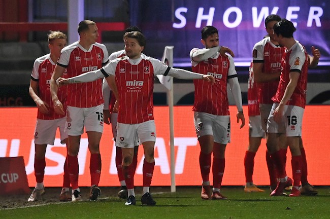 Cheltenham gây sốc trong hiệp 2