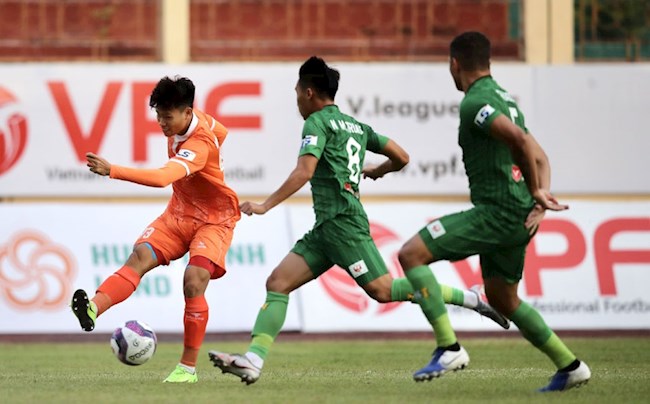 Thêm một nhà cầm quân chê mặt sân tại V-League