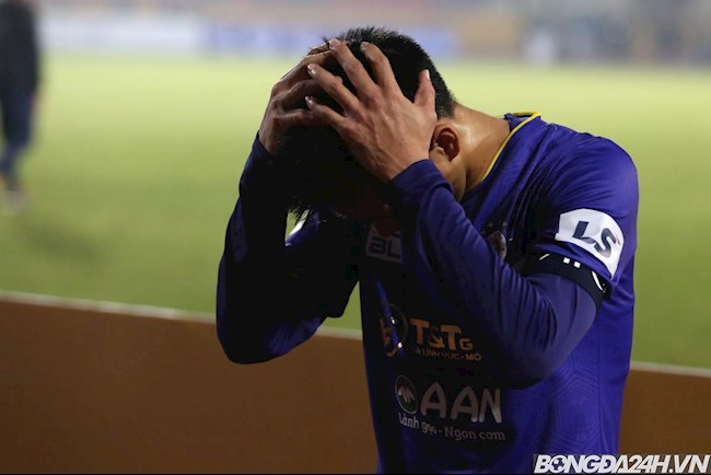Văn Quyết ôm đầu thất vọng khi Hà Nội thua 2 trận liên tiếp hình ảnh