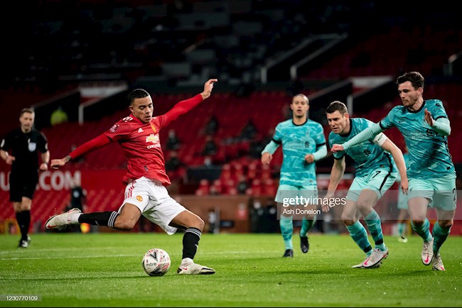 Liverpool lại gục ngã Khóc xong rồi cất poster hình ảnh