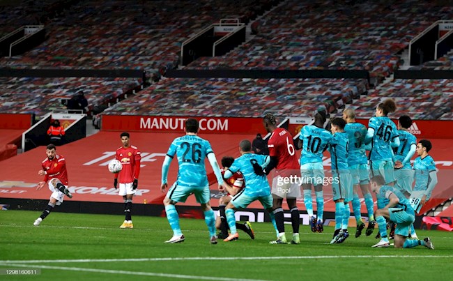 Thiago né bóng trong cú sút phạt của Bruno Fernandes hình ảnh 2