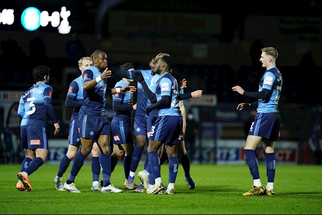 Wycombe bất ngờ vươn lên dẫn bàn