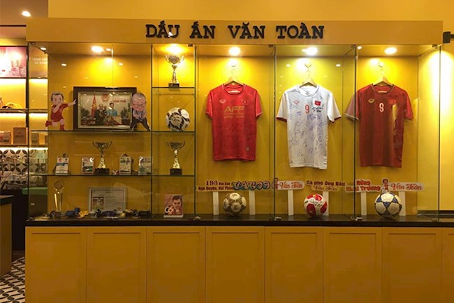 Nguyễn Văn Toàn Vừa đá bóng, bán áo và mở quán cafe hình ảnh