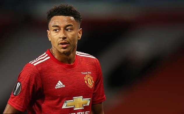 Lingard khoe dây chuyền vàng mô phỏng động tác ăn mừng