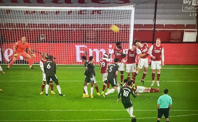 Bắt bài Bruno, David Luiz ăn mừng như vừa ghi bàn