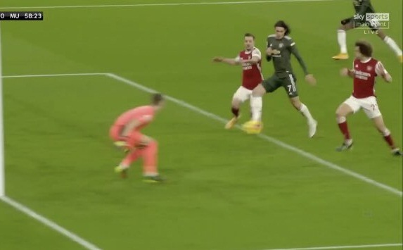 Edinson Cavani bỏ lỡ 2 cơ hội rõ ràng trước Arsenal