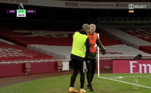 Không ra sân trước Arsenal, Van de Beek vẫn để lại dấu ấn