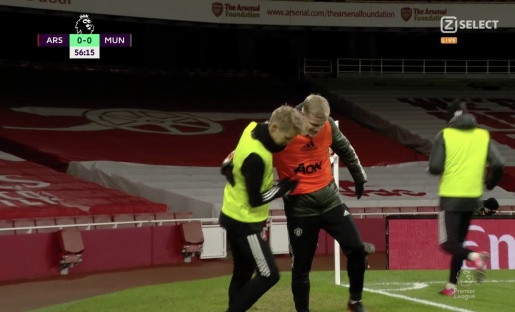 Van de Beek và tình huống thân thiết với Odegaard