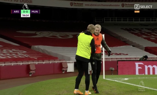 Van de Beek và tình huống thân thiết với Odegaard