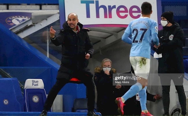 Ngỡ ngàng: Pep dạy chiến thuật cho học trò ngay trên sân sau khi thắng Chelsea