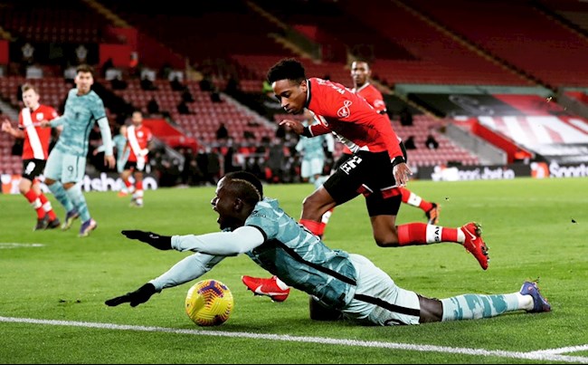 Cựu trọng tài Anh Klopp là kẻ đạo đức giả khi chỉ trích MU kiếm penalty hình ảnh 2