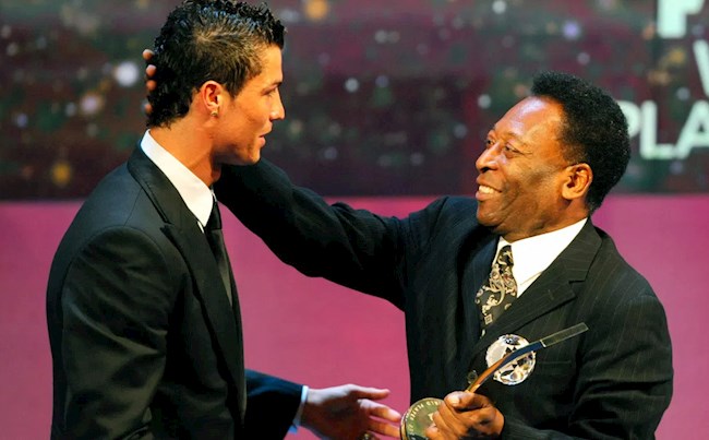 Pele có hành động sốc sau khi bị Ronaldo xô đổ thành tích ghi bàn
