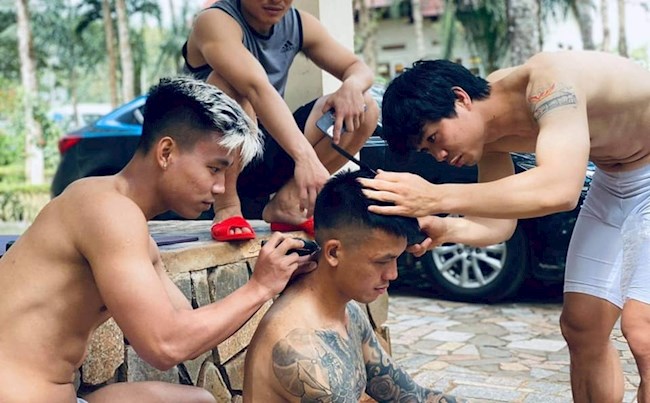 Công Phượng, Văn Thanh trổ tài cắt tóc cho đồng đội