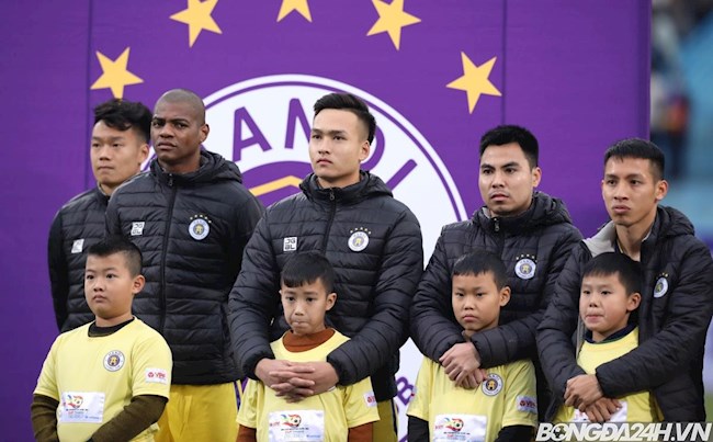 Hình ảnh các cầu thủ Hà Nội che ấm cho các bạn nhỏ trong trận siêu cúp Quốc gia 2020