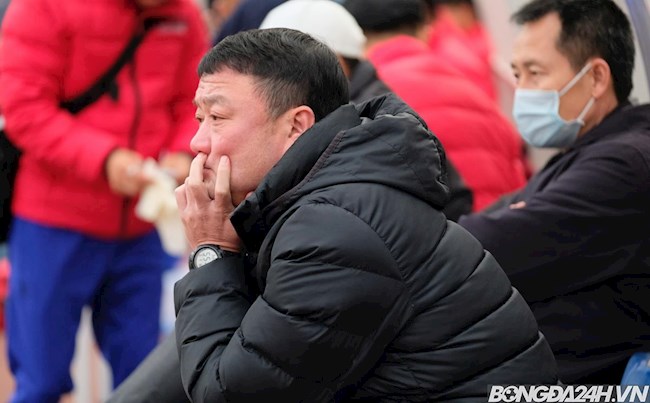 HLV Trương Việt Hoàng khẳng định cầu thủ Hà Nội để bóng chạm tay trong vòng cấm