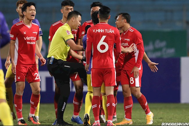 Pha để bóng chạm tay của Bùi Hoàng Việt Anh được đưa vào giáo trình