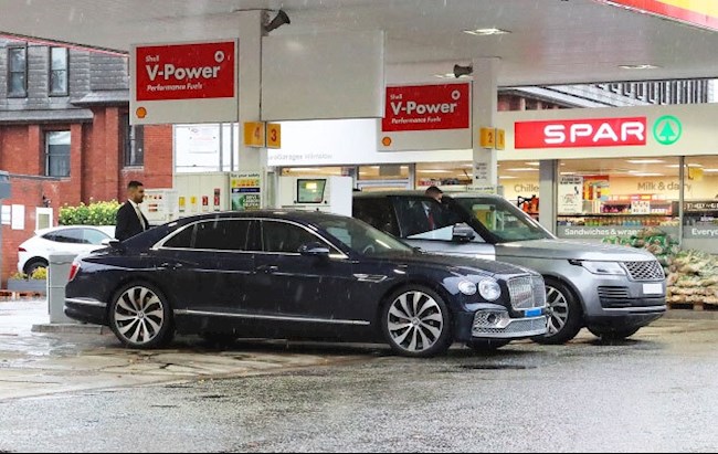 Xe của Ronaldo chờ gần 7 tiếng không đổ được xăng