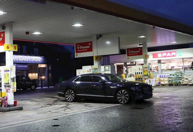 Xe của Ronaldo chờ gần 7 tiếng không đổ được xăng