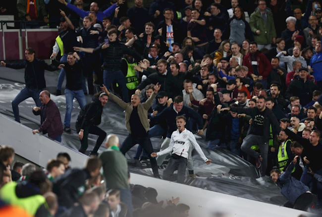 CĐV Rapid Wien và West Ham đại chiến CĐV Rapid Wien và West Ham đại chiến
