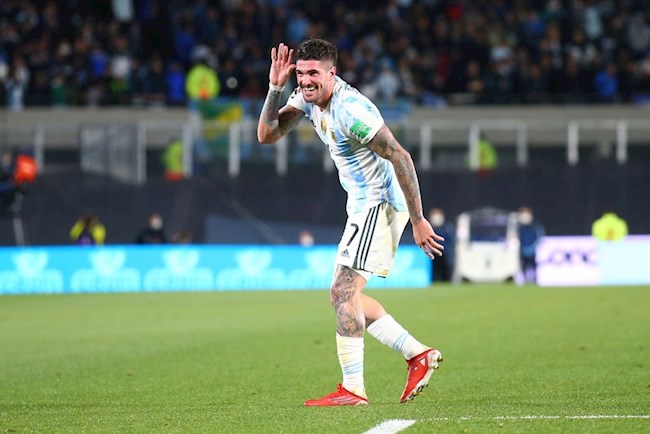 De Paul cũng may mắn chẳng kém Messi khi đem về bàn thứ 2 cho Argentina De Paul cũng may mắn chẳng kém Messi khi đem về bàn thứ 2 cho Argentina