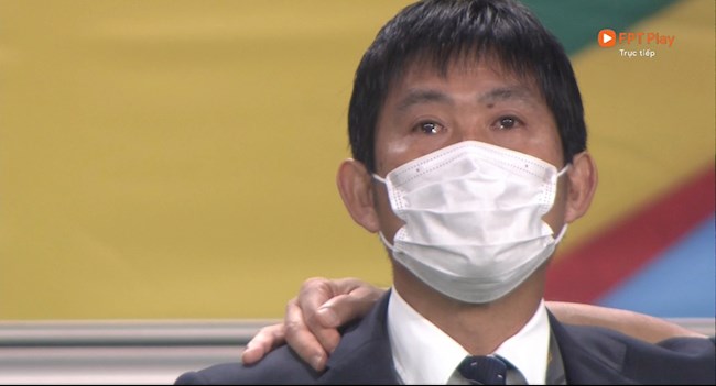 HLV ĐT Nhật Bản bật khóc