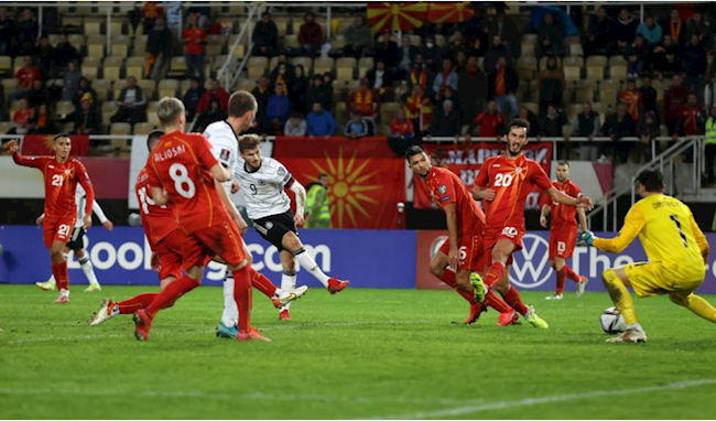 Trước khi hiệp 1 khép lai, Timo Werner (số 9) có pha sút trúng cột dọc