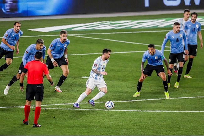 Messi dribbles among 7 Uruguayan players