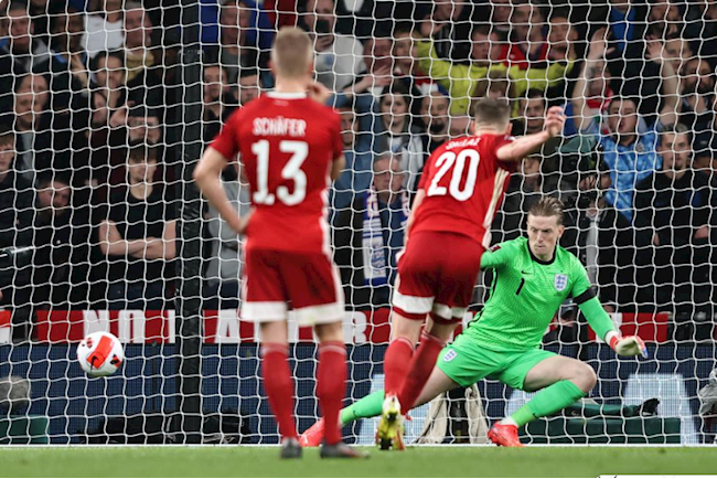 Hungary mở tỷ số từ chấm 11m sau sai sót của Luke Shaw