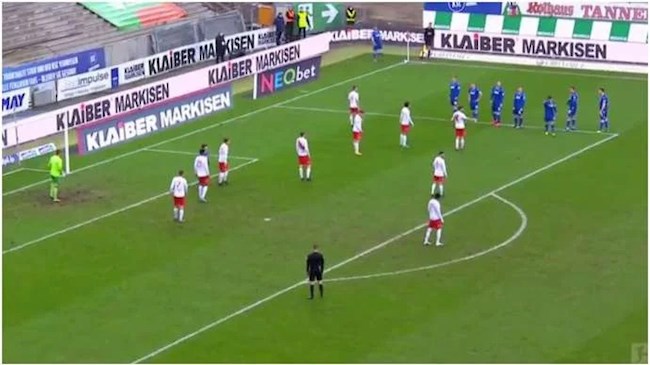 Karlsruher SC sáng tạo tổ chức đá phạt góc độc đáo