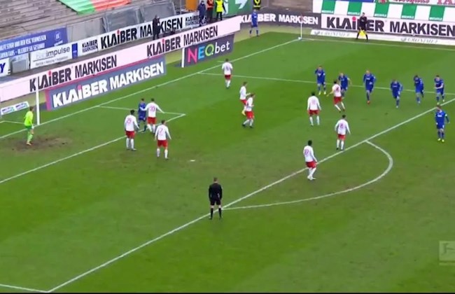 Karlsruher SC sáng tạo tổ chức đá phạt góc độc đáo