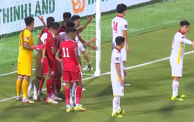 Oman sử dụng kiểu đá phạt góc rất khó chịu