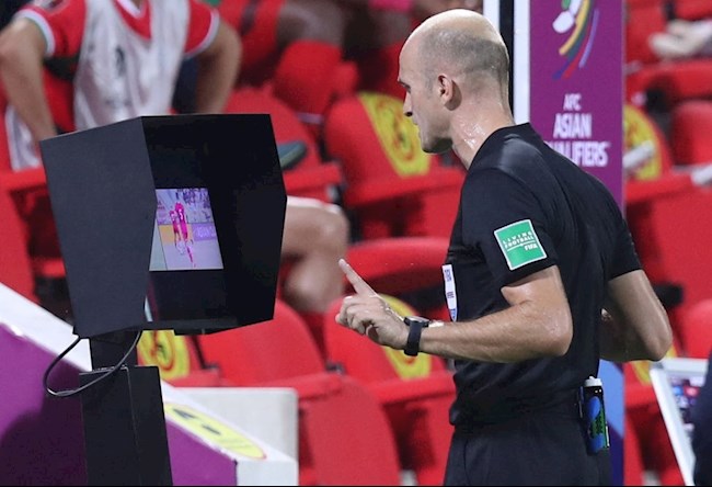 Tình huống phạm lỗi mười mươi như của Duy Mạnh khó có thể qua mắt được tổ VAR